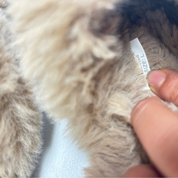 Maeve Fuzzy Slippers with White Bow Size 9 - Picture 3 of 9